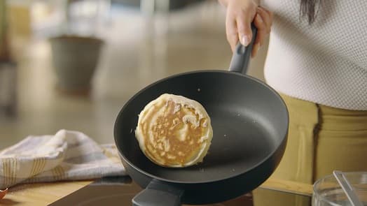 Tigaie non-adezivă de 24 cm cu capac iCook™ video